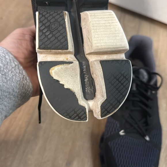 ON Cloudflyer black/white men’s size 9.5 - Picture 6 of 8